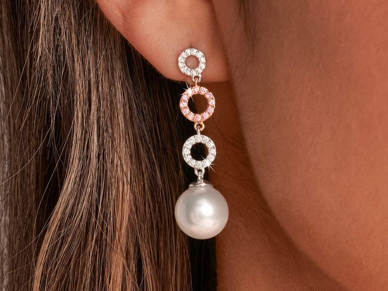 
	Win an elegant pair of Argyle Pink Diamond&trade; and pearl earrings

